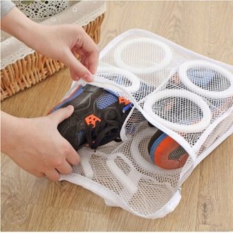 Як прати замшеві кросівки? 29 фото Можна випрати спортивне взуття в пральній машині, як почистити кросівки в домашніх умовах