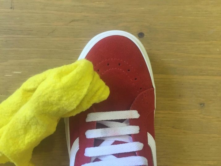 Як прати замшеві кросівки? 29 фото Можна випрати спортивне взуття в пральній машині, як почистити кросівки в домашніх умовах