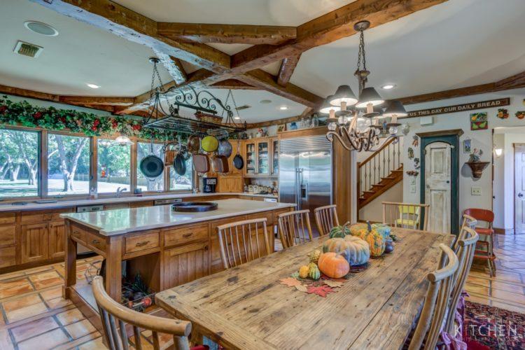 200 идей дизайна интерьера кухни в стиле кантри с фото ?