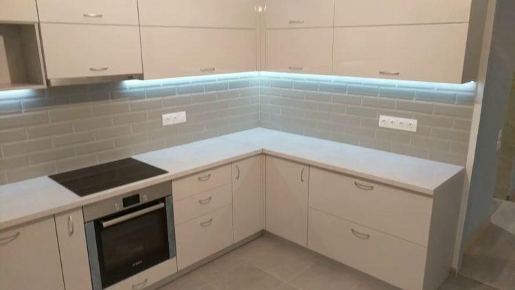 200 идей дизайна интерьера маленькой угловой кухня с фото ?