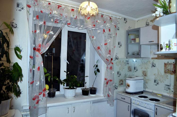 200 идей дизайна штор на маленькую кухню с фото ?