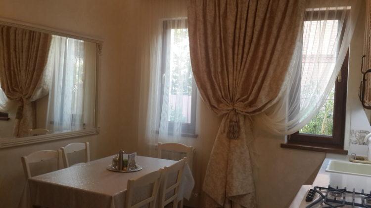 200 идей дизайна штор на маленькую кухню с фото ?