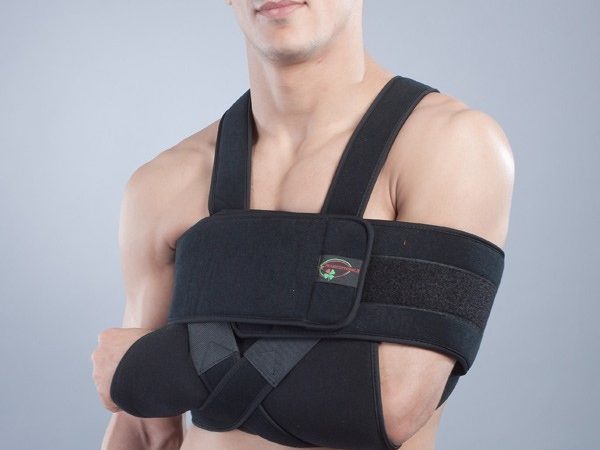 Бандаж, що фіксує на плечовий суглоб: показання до застосування, різновиди. Як вибрати і виготовити самостійно бандаж для плеча?