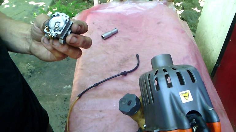 Бензиновый триммер: что делать, если не заводится бензокосилка