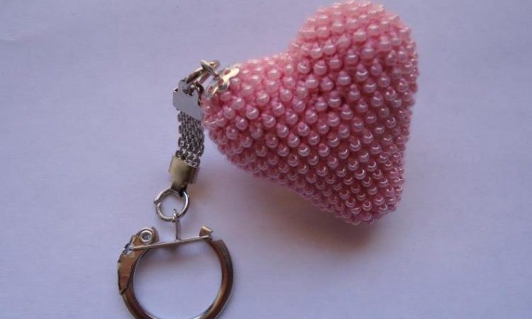 Брелок из бисера: поделки для начинающих со схемами