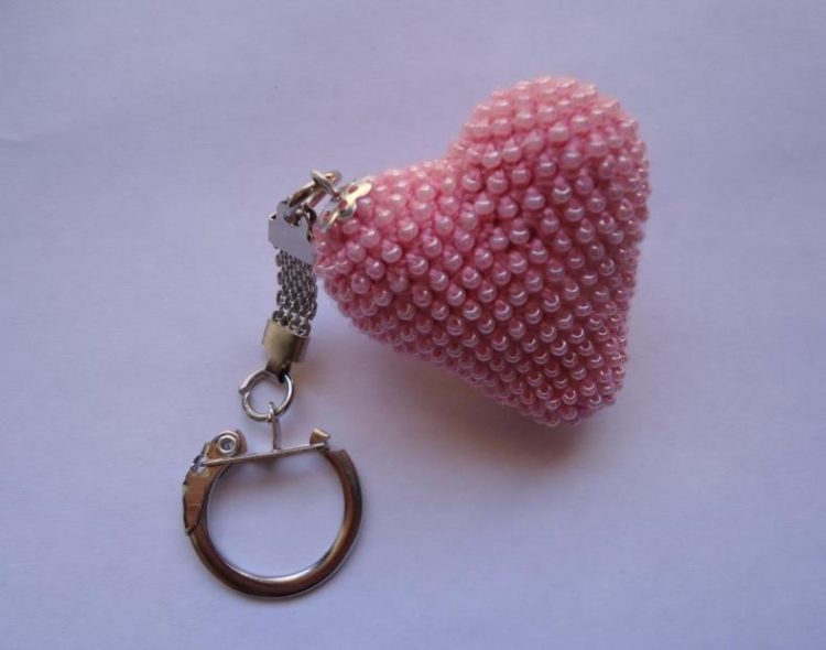 Брелок из бисера: поделки для начинающих со схемами