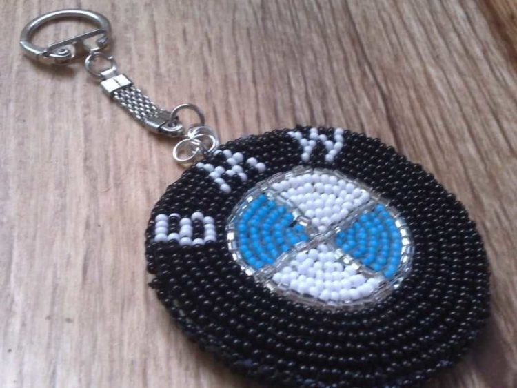 Брелок из бисера: поделки для начинающих со схемами