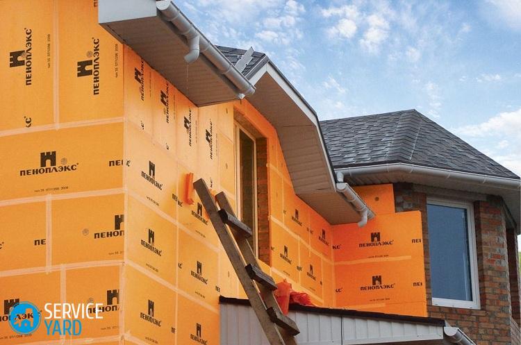Чем лучше утеплить стены дома снаружи — пенопластом или пеноплексом?