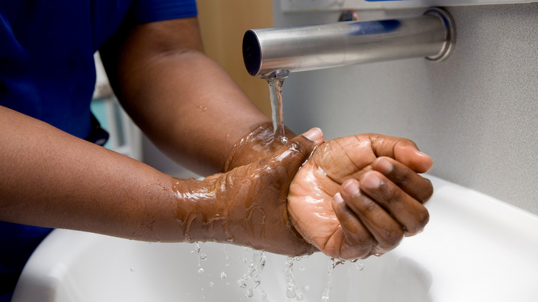 Чем можно отмыть руки после грибов маслят