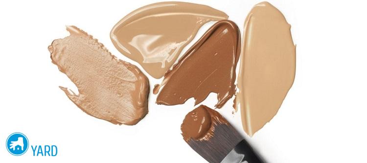 Чем удалить тональный крем с дивана?