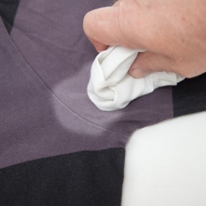 Чем вывести запах пота с одежды