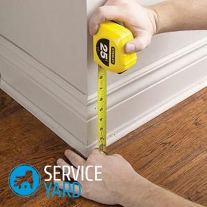 Чем заделать щели между полом и стеной?