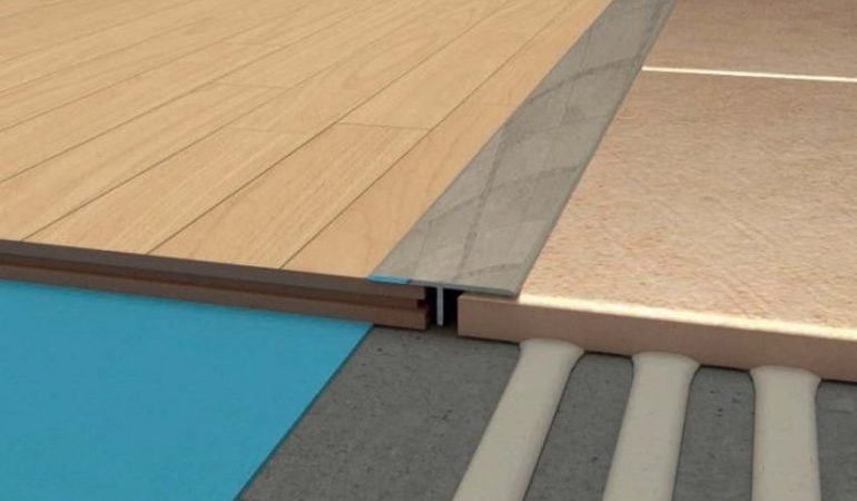 Чем закрыть стык плитки и ламината между комнатами