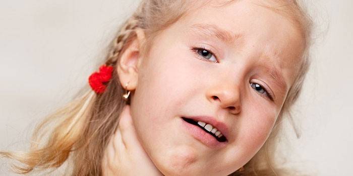 Червоне горло і температура у дитини: чим лікувати запалення