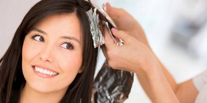 Чи можна фарбувати волосся під час місячних