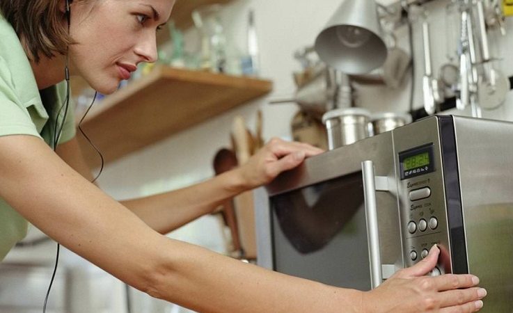 Чи можна гріти грудне молоко в мікрохвильовці? Як розігріти грудне молоко з холодильника, морозилки: методи, поради