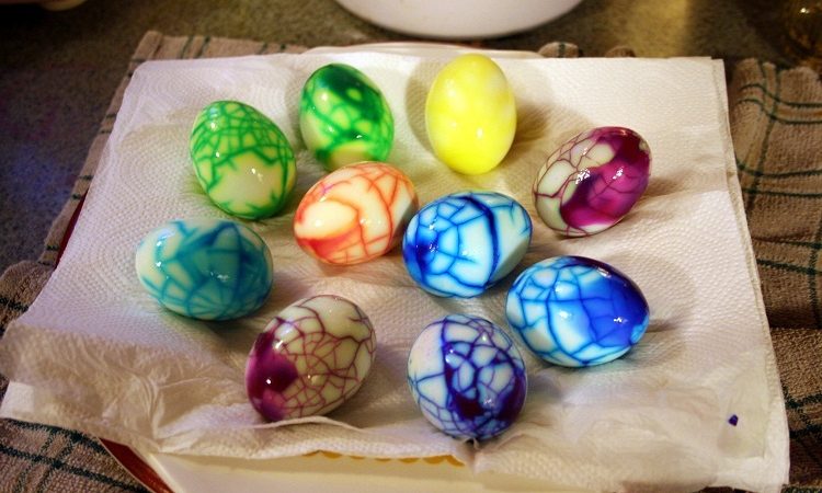 Чи можна і як фарбувати яйця акриловою фарбою?