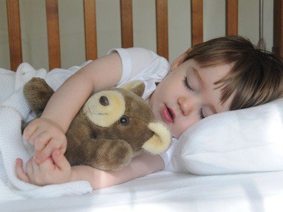 Чому дитина потіє уві сні