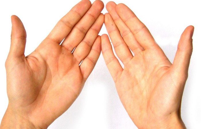 Чому потіють долоні рук, що робити?