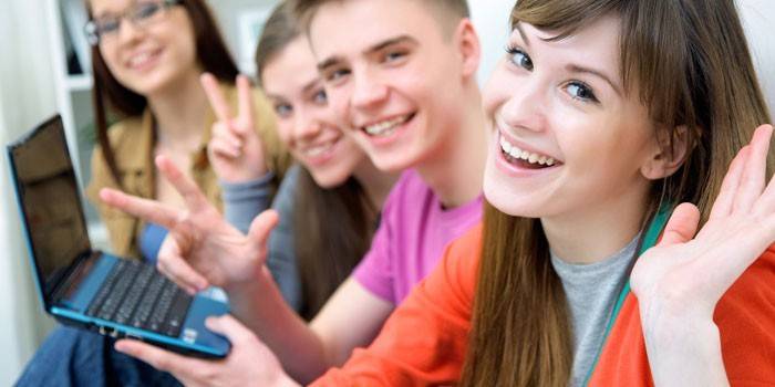 Чому потіють долоні у жінок, чоловіків та дітей. Причини пітливості долонь і ступень — як позбутися