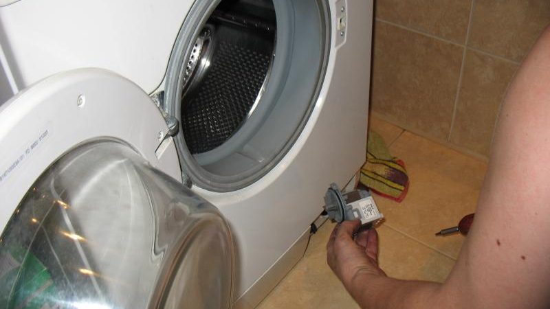 Чому пральна машина не зливає воду і не віджимає білизна: причини. Що робити, якщо в пральній машині не працює злив і віджим?