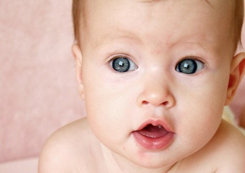 Чому у дитини набряки під очима і як їх лікувати