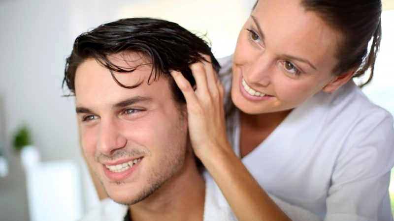 Чому випадає волосся у чоловіків і що з цим робити? Перші ознаки облисіння у чоловіків — як розпізнати? Як відновити волосся чоловікові при облисінні?