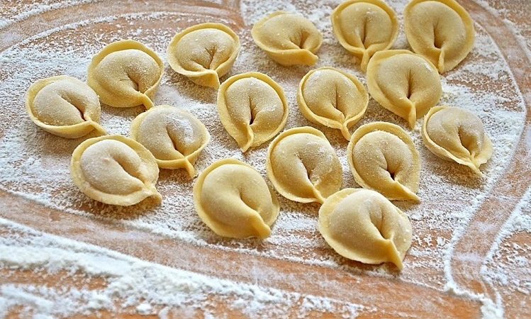 Ідеальне тісто для домашніх пельменів: 3 дуже смачні рецепти, поради