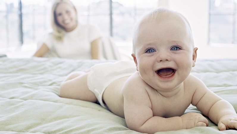 Дитині 6 місяців — вміння, навички, слухове, зорове, фізичний, психоемоційний розвиток, харчування, гімнастика, ігри: опис