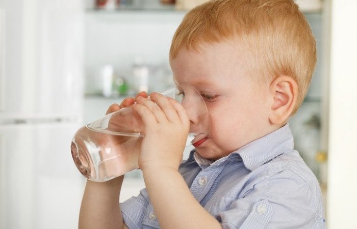 Дитина випила перекис водню, спирт, оцет, гліцерин, ацетон — що робити?