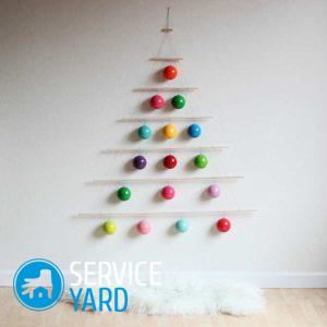 Елка из шаров на стене