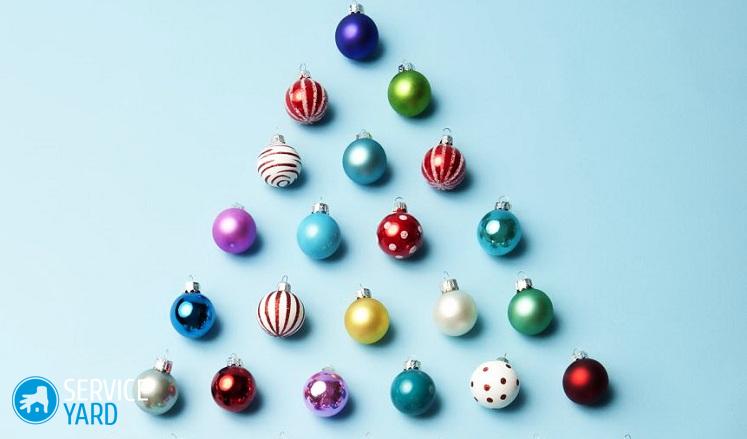 Елка из шаров на стене