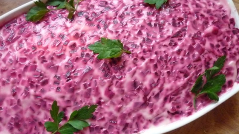 Гарні салати. Оформлення салатів і закусок. Як красиво прикрасити салати і закуски овочами, зеленню, яйцем, майонезом, ананасом?