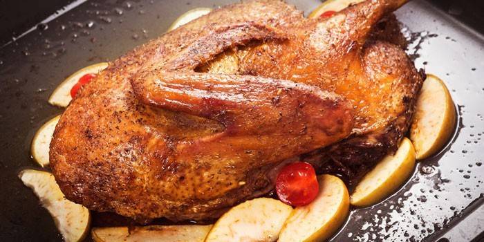 Качка з яблуками в духовці: покрокові рецепти