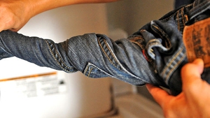 Как быстрее высушить мокрые джинсы — 5 эффективных способов