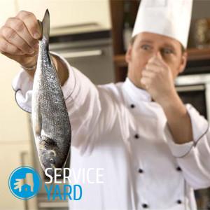 Как избавиться от запаха рыбы в кастрюле?