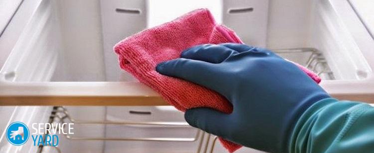 Как избавиться от запаха в морозильной камере холодильника?