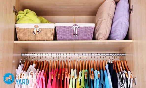 Как избавиться от запаха в шкафу с одеждой?