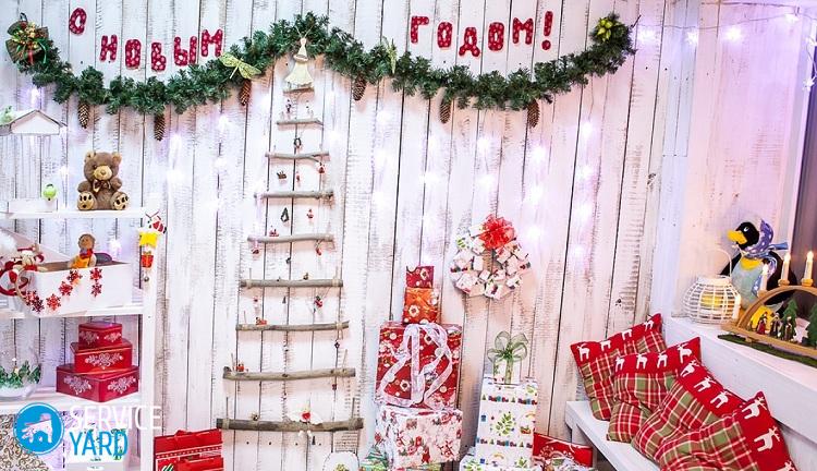 Как красиво повесить дождик на стену?