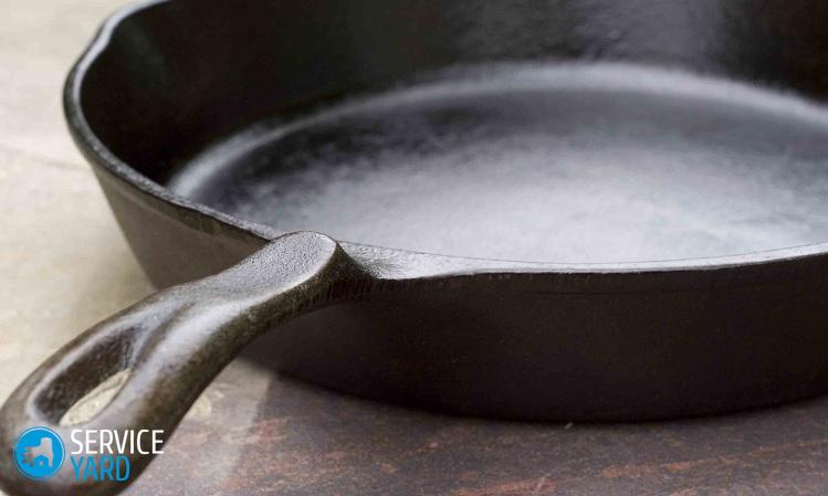 Как очистить сковороду с антипригарным покрытием от нагара внутри?