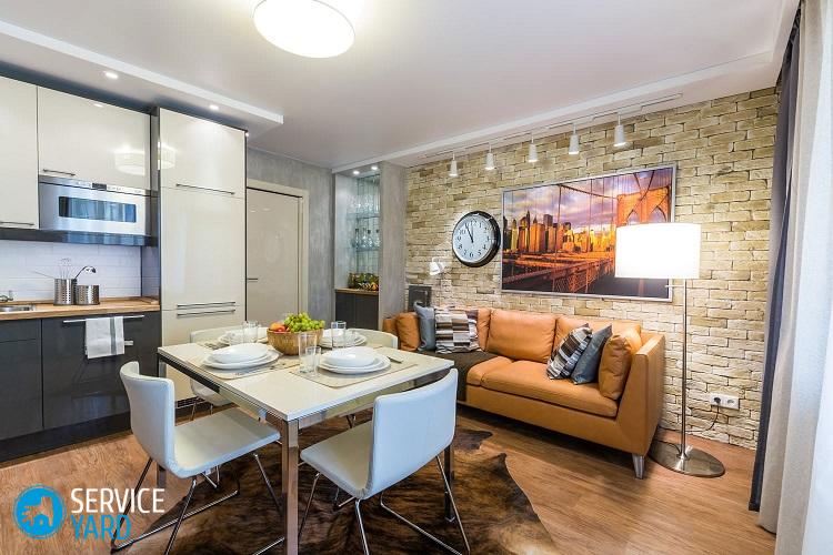 Как оформить стену в гостиной над диваном?