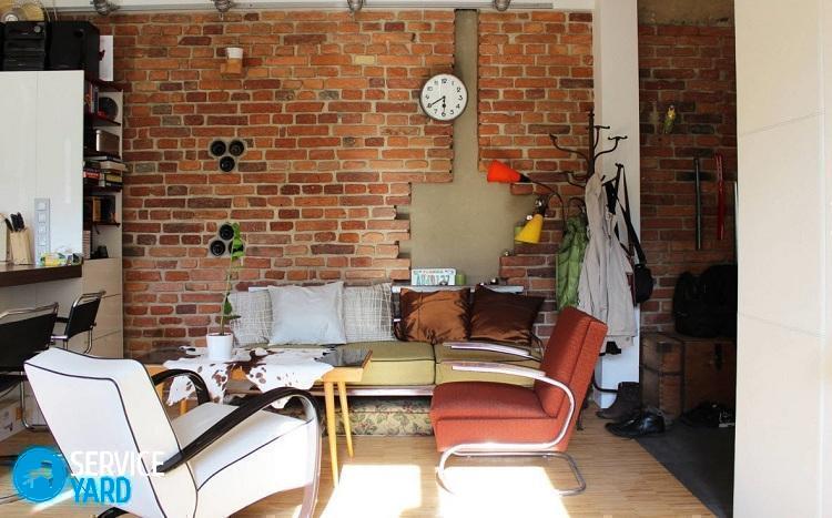 Как оформить стену в гостиной над диваном?