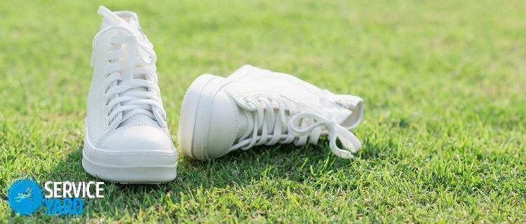 Как отмыть белые кроссовки от въевшейся грязи?