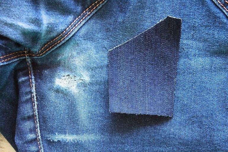 Как отремонтировать протертые джинсы между ног: подробные инструкции