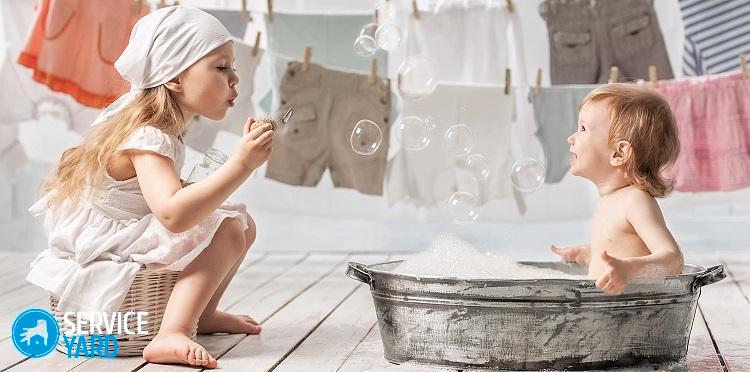 Как отстирать застарелые пятна на детской одежде?