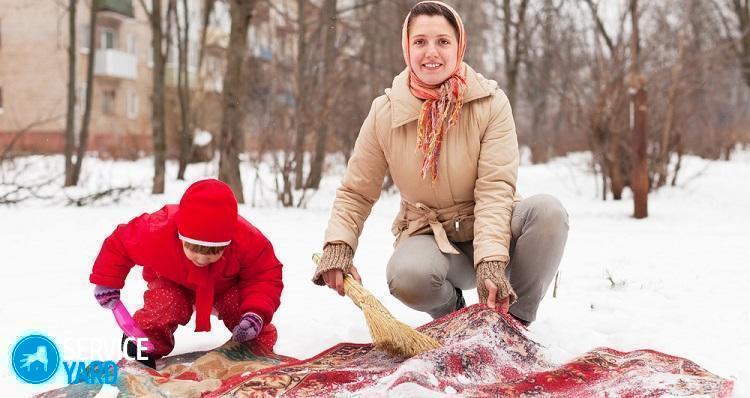 Как почистить ковер на снегу?