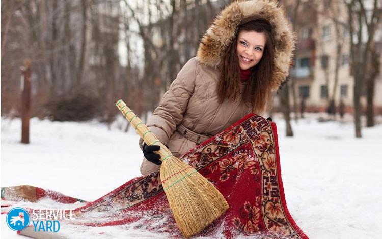 Как почистить ковер на снегу?