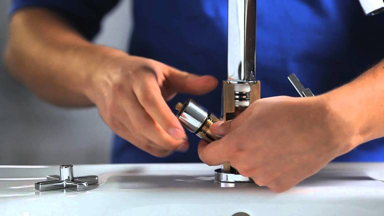 Как поменять прокладку в водопроводном кране на кухне или в ванной Как поменять прокладку в водопроводном кране на кухне или в ванной