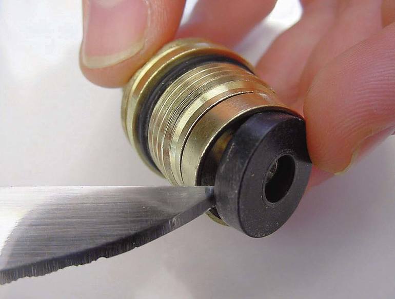 Как поменять прокладку в водопроводном кране на кухне или в ванной Как поменять прокладку в водопроводном кране на кухне или в ванной