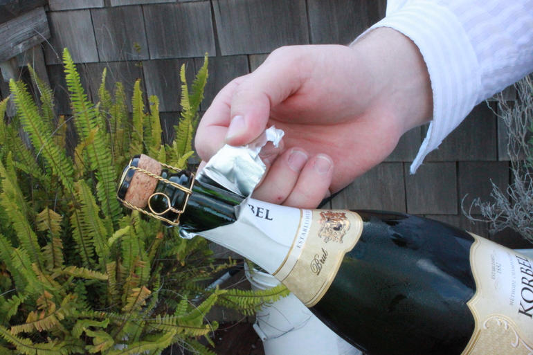 Как правильно, аккуратно и безопасно открывать шампанское Как правильно, аккуратно и безопасно открывать шампанское